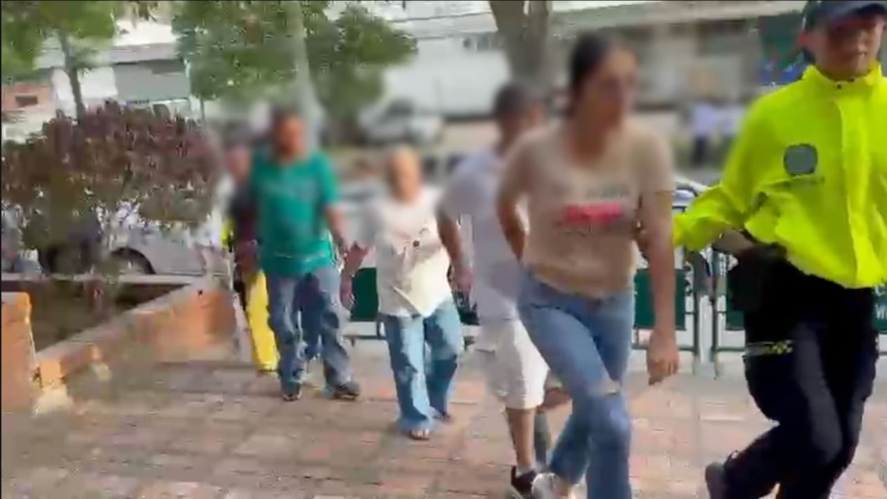 Los capturados habrían robado más de 3.000 millones de pesos de programas sociales del Gobierno.