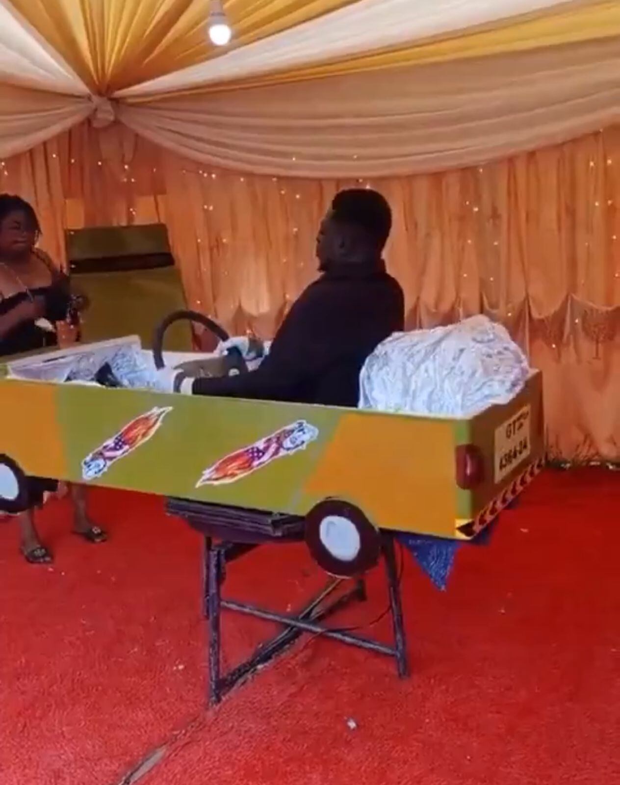 El ataún en forma de taxi sostuvo al fallecido