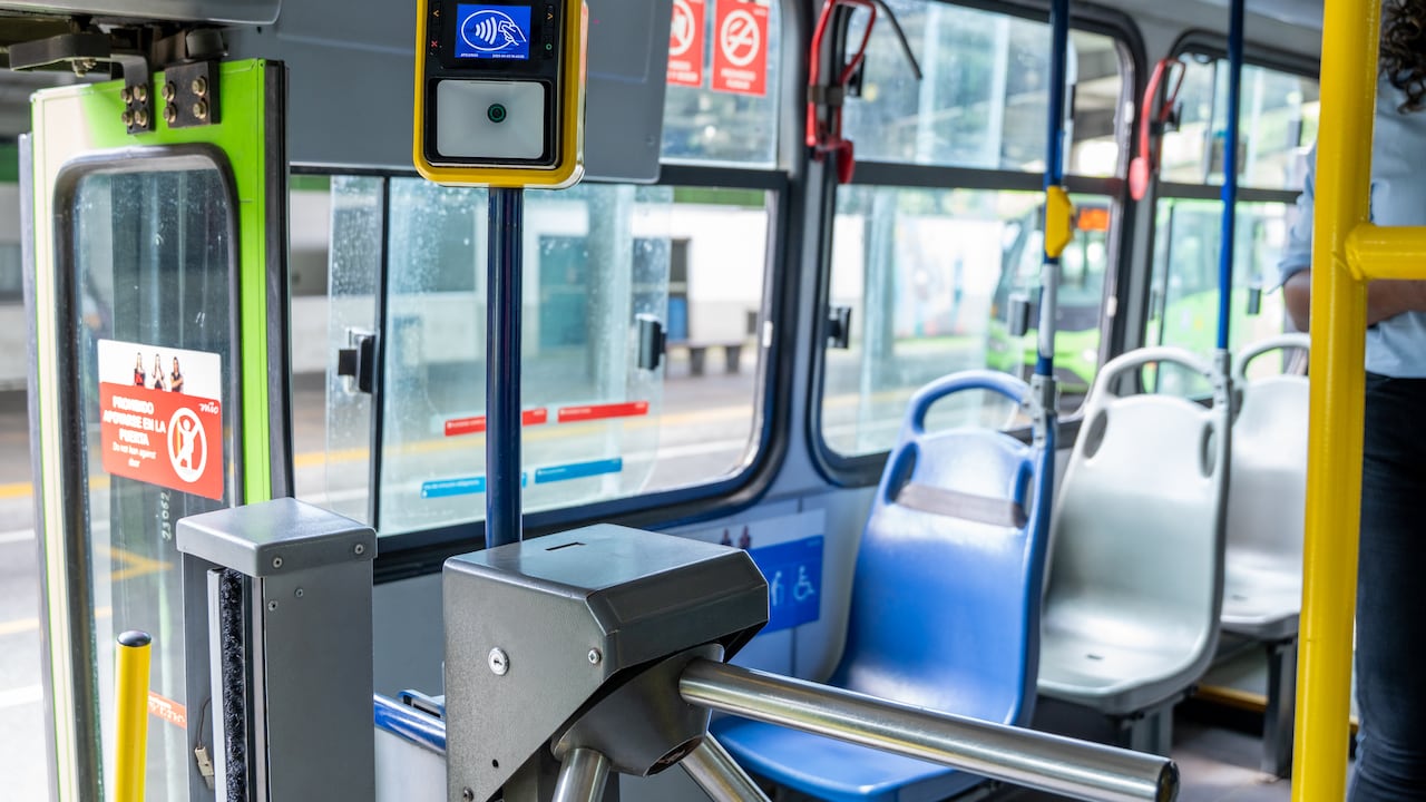 El pago digital empieza a transformar el transporte público en Colombia, con experiencias como las de Cali y Rionegro.