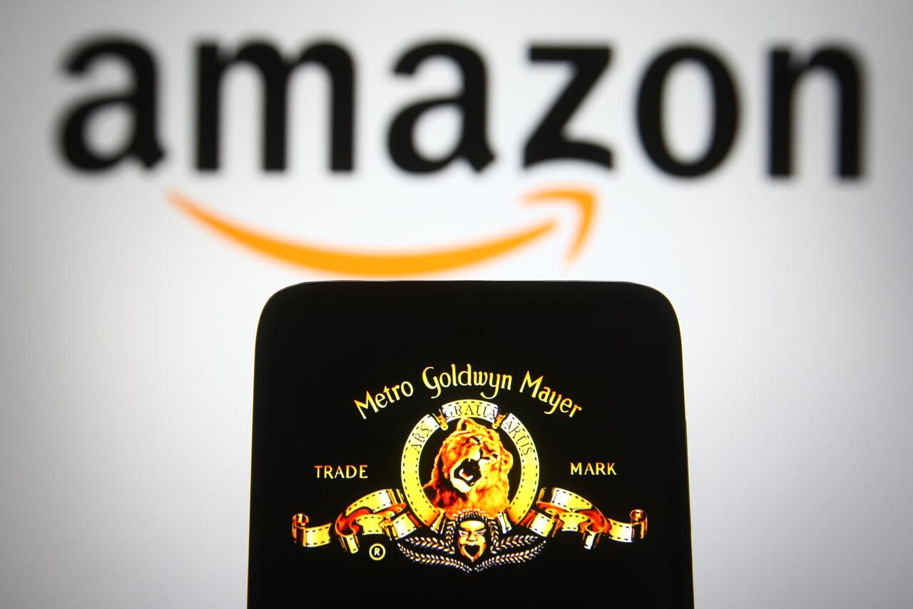Metro-Goldwyn-Mayer (MGM) y Amazon. (Photo Illustration by Pavlo Gonchar/SOPA Images/LightRocket via Getty Images)