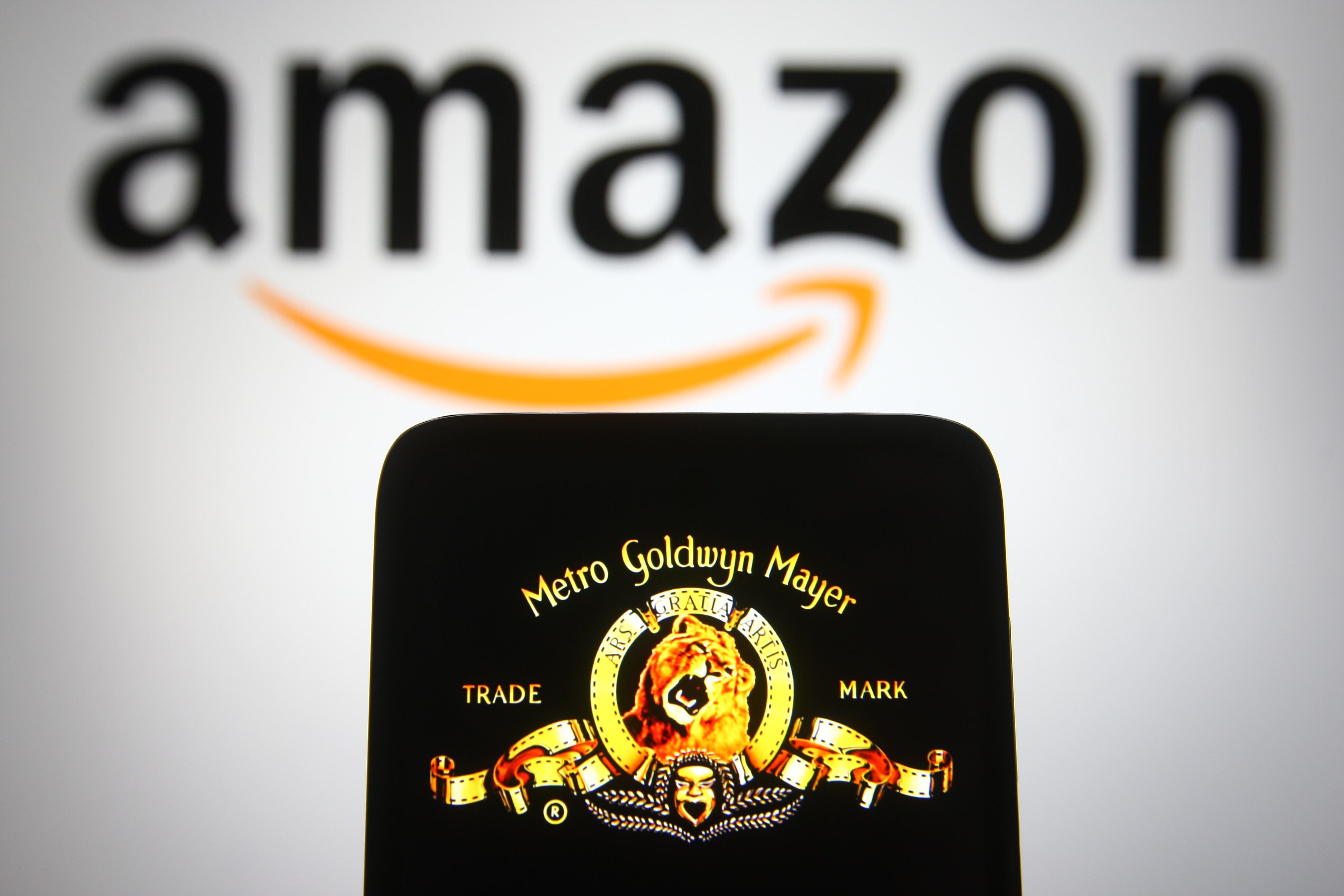 Metro-Goldwyn-Mayer (MGM) y Amazon. (Photo Illustration by Pavlo Gonchar/SOPA Images/LightRocket via Getty Images)