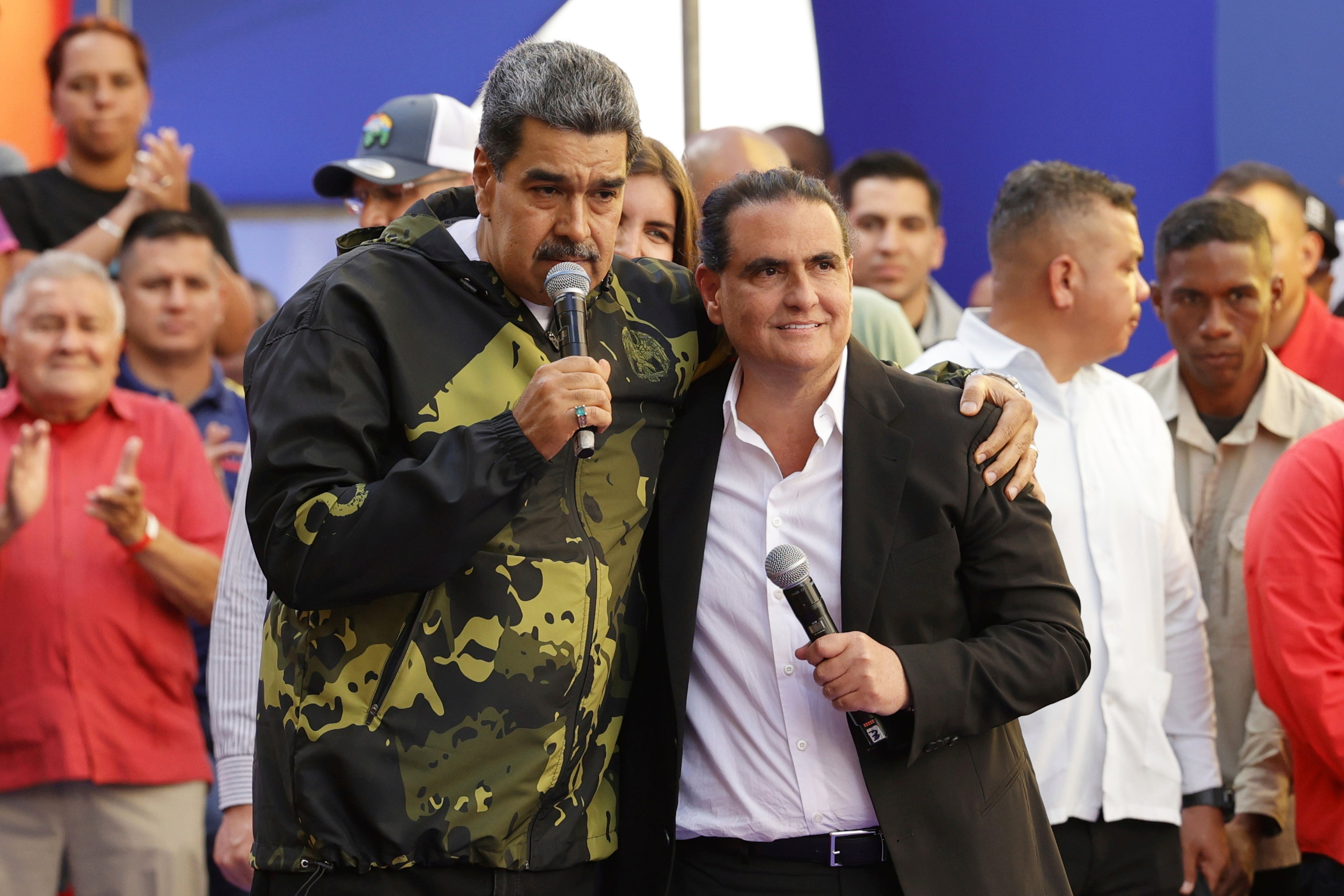 El derrocado presidente de Venezuela, Nicolás Maduro, y Alex Saab durante un evento en Caracas, Venezuela.