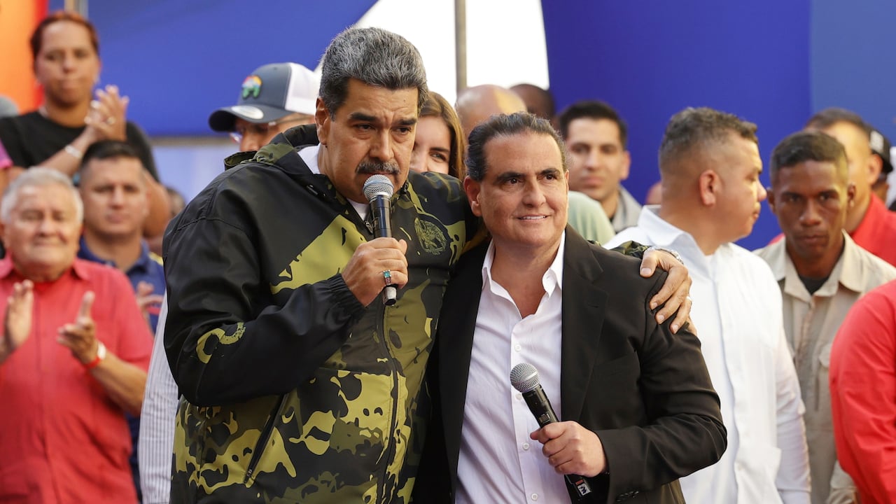 El derrocado presidente de Venezuela, Nicolás Maduro, y Alex Saab durante un evento en Caracas, Venezuela.