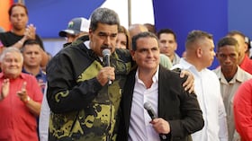 El derrocado presidente de Venezuela, Nicolás Maduro, y Alex Saab durante un evento en Caracas, Venezuela.