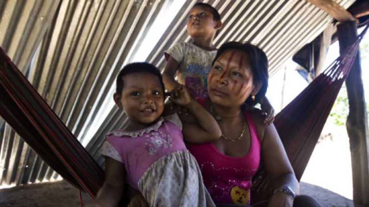 Patricia, o Tuudyu Jeembudá en lengua nukak, con sus hijas Kiara y Alejandra en el asentamiento de Agua Bonita, en los límites de San José del Guaviare.