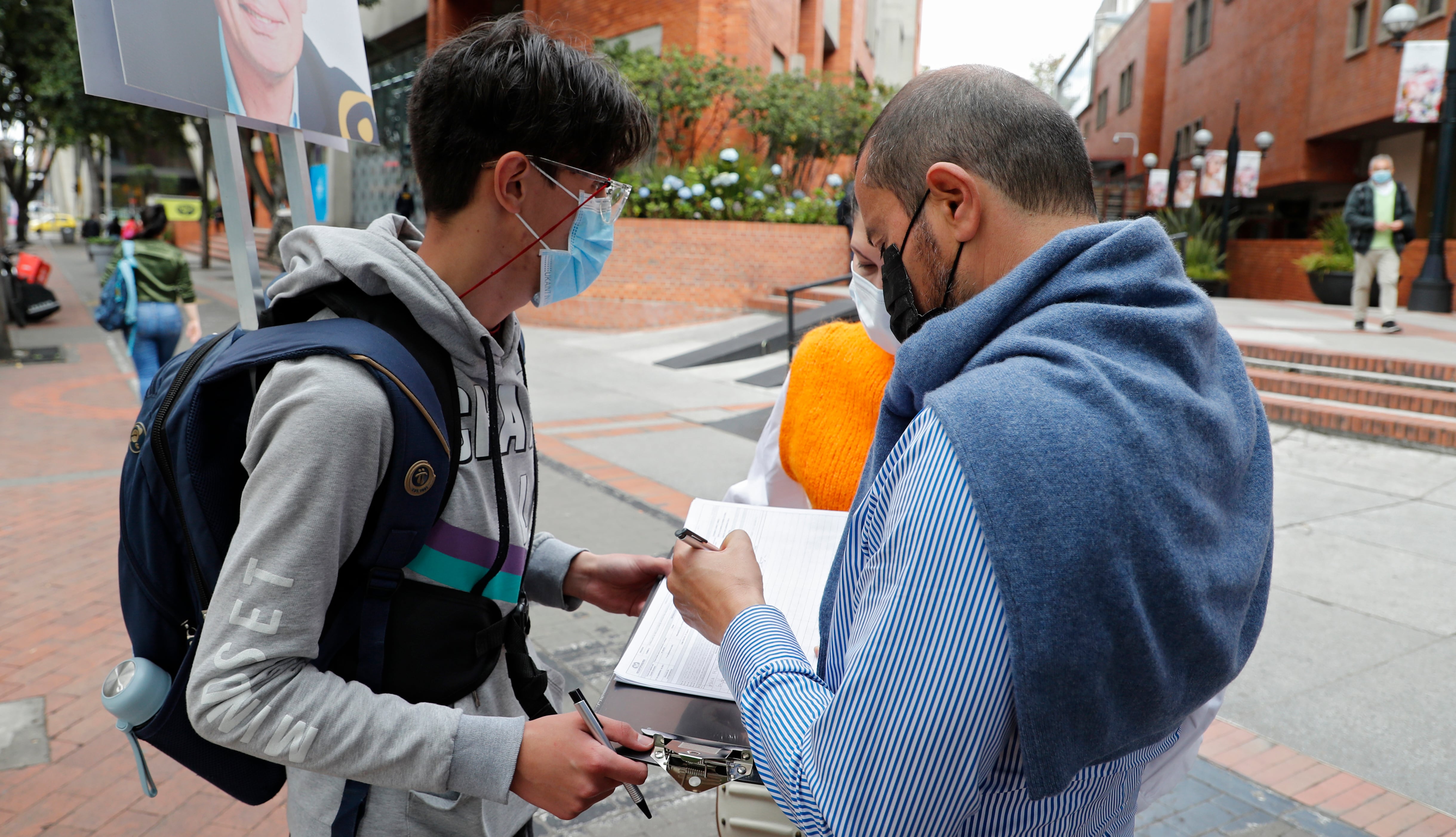 recolección de firmas para la candidatura de Alejandro Gaviria a la presidencia por el movimiento Colombia Tiene Futuro en el norte de Bogotá.
Oct  7 del 2021
Foto Guillermo Torres Reina / Semana
