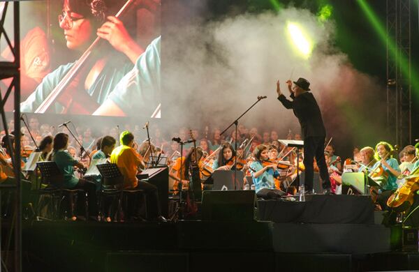 Gustavo Santaolalla dirigiendo las escuelas de música de Medellín. Concierto inaugural.