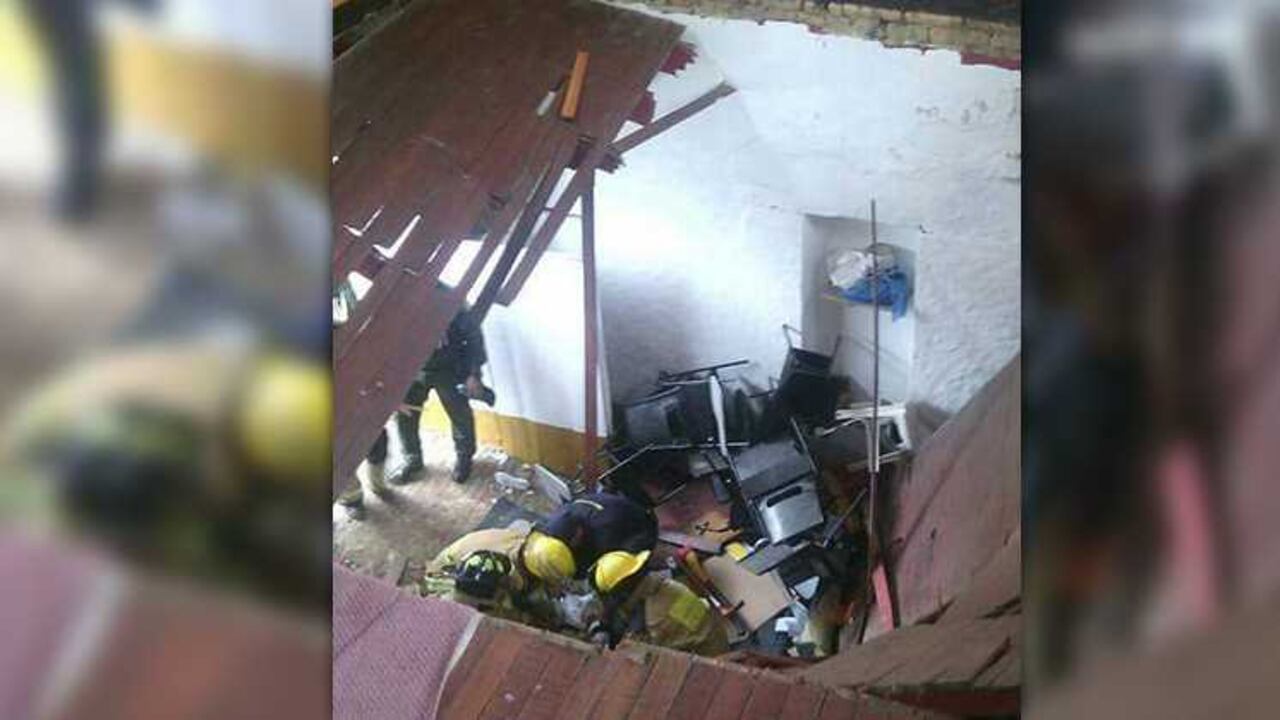 El segundo piso de madera no aguantó y colapsó.