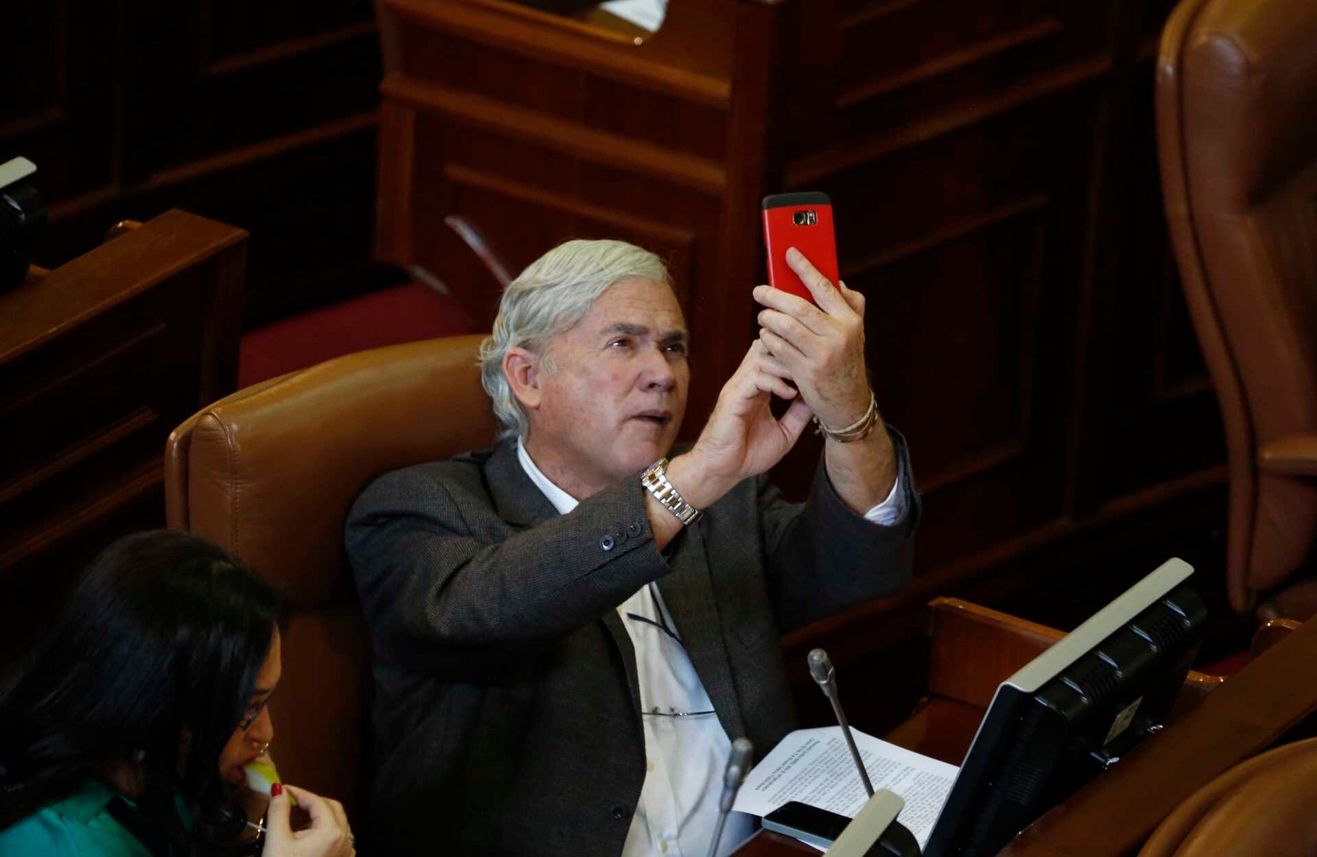 El representante a la Cámara liberal Jaime Serrano se tomó una selfie para demostrar su asistencia a la sesión.