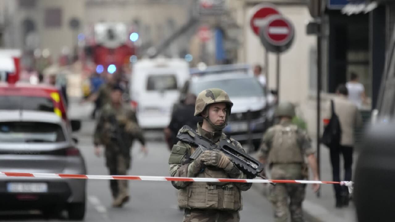 Un soldado custodia una calle mientras bomberos extinguen un incendio, el 21 de junio de 2023 en París.