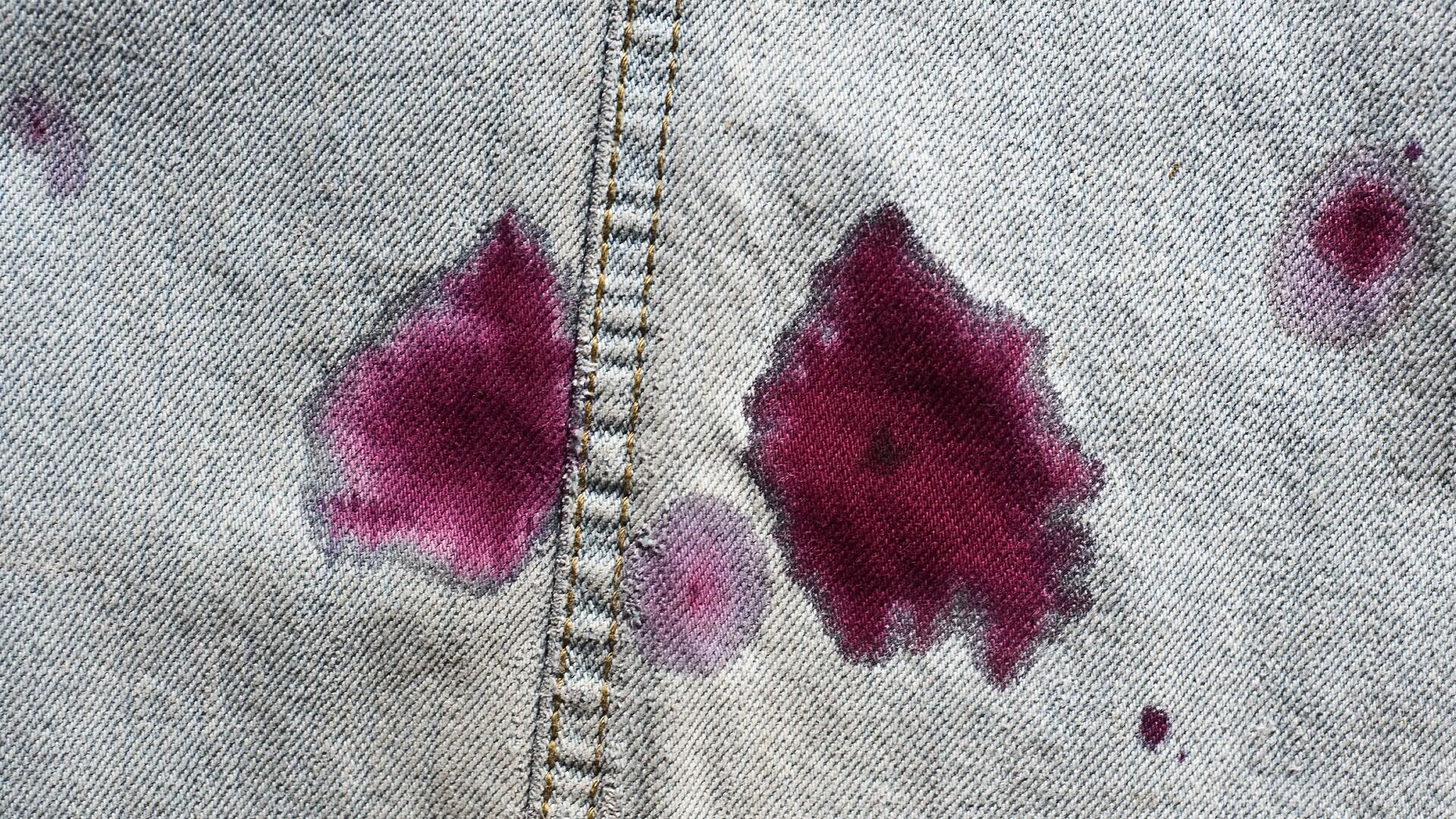 Los lavados habituales y las particularidades de cada tejido de las prendas, pueden favorecer algún desastre tras su lavado.