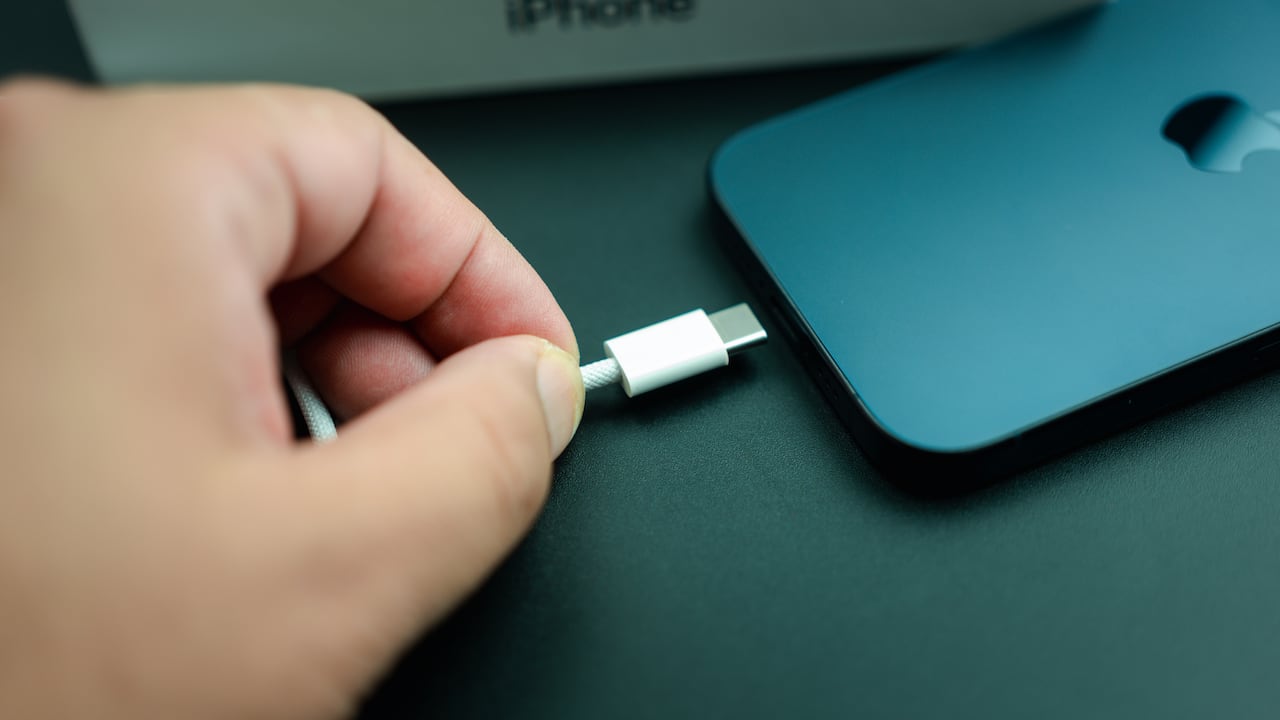 Este error estaría colocando en riesgo la batería de su iPhone.