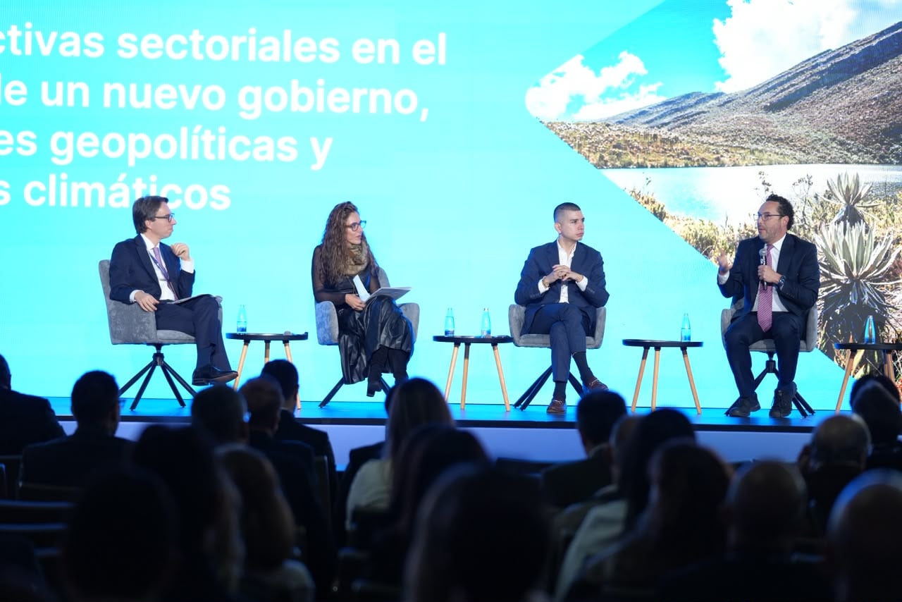 Panel en el Investor Conference 2026 de Credicorp: de izq. a der.: Daniel Velandia, de Credicorp; Natalia Gutiérrez, de Acolgen; Jonathan Malagón, de Asobancaria; y Andrés Velasco, de Asofondos.