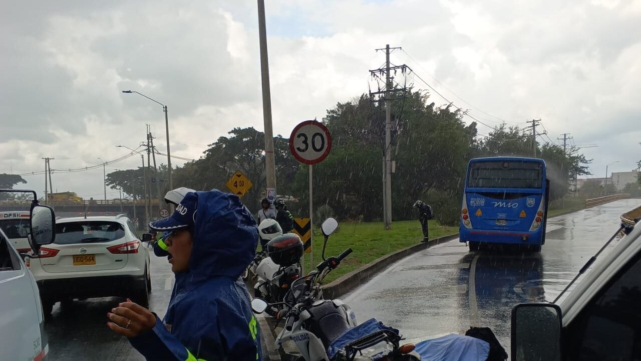 Una persona muerta dejó accidente entre un bus del MIO y una moto en el sur de Cali.