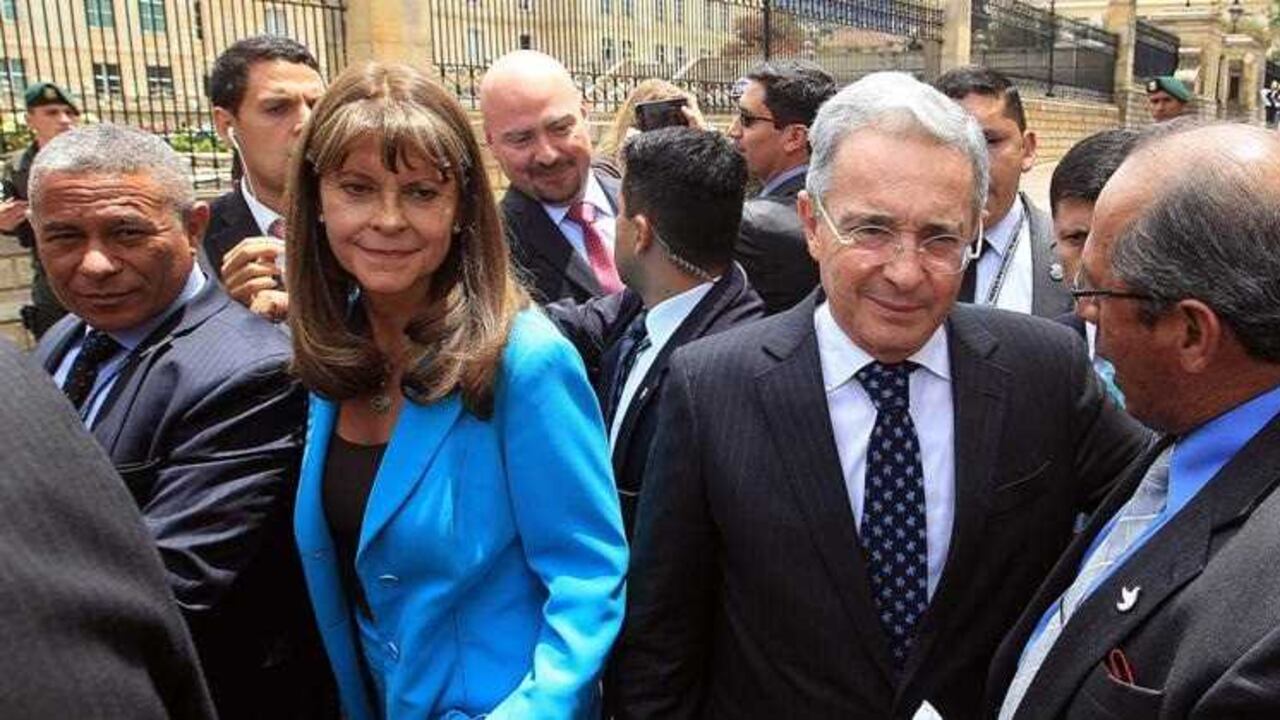 El expresidente, senador colombiano y líder del Centro Democrático, Álvaro Uribe Vélez (2d) y la exministra de Defensa, Marta Lucía Ramirez (2i), a su llegada a la Casa de Nariño hoy, miércoles 5 de octubre de 2016, en Bogotá (Colombia). Uribe Vélez, férreo opositor al acuerdo de paz entre el Gobierno y las FARC, ultima detalles para la reunión que sostendrá hoy con el actual mandatario, Juan Manuel Santos, y con la que se busca salvar el proceso con la guerrilla. EFE
