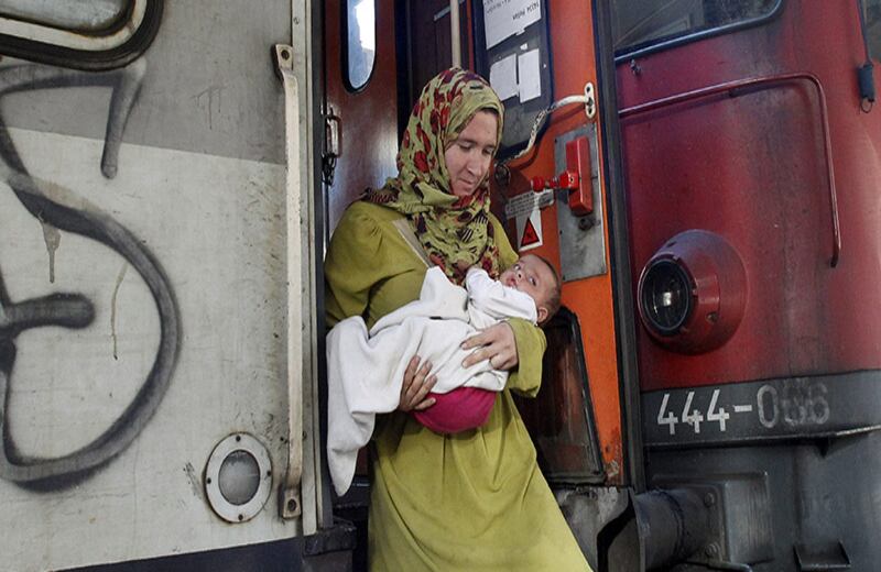 Refugiados sirios, paquistaníes y afganos bajan de un tren procedente de Macedonia en la estación de Belgrado (Serbia). 