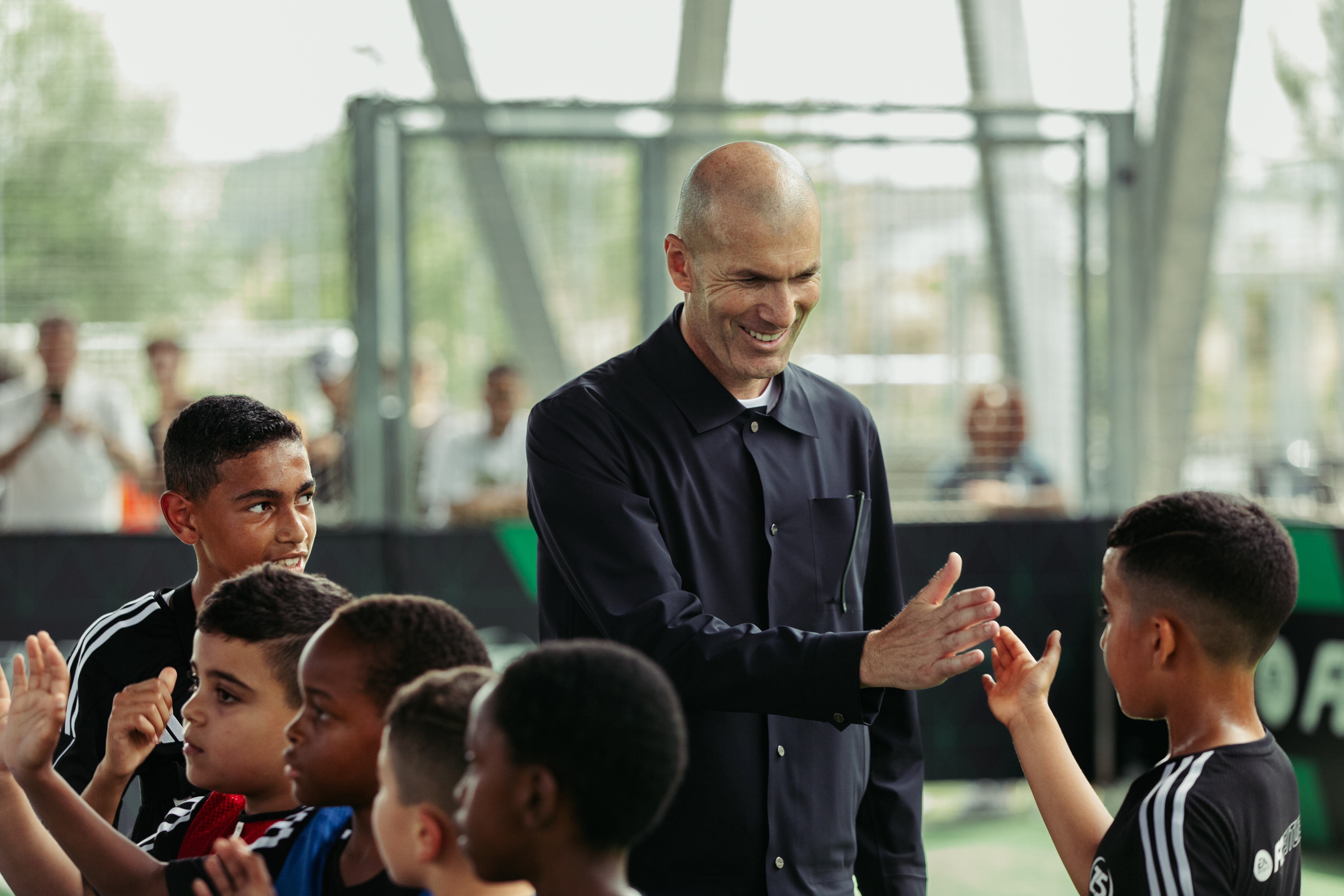 Zinedine Zidane ahora entrenará jóvenes usando la tecnología en el campo de FC FUTURES.