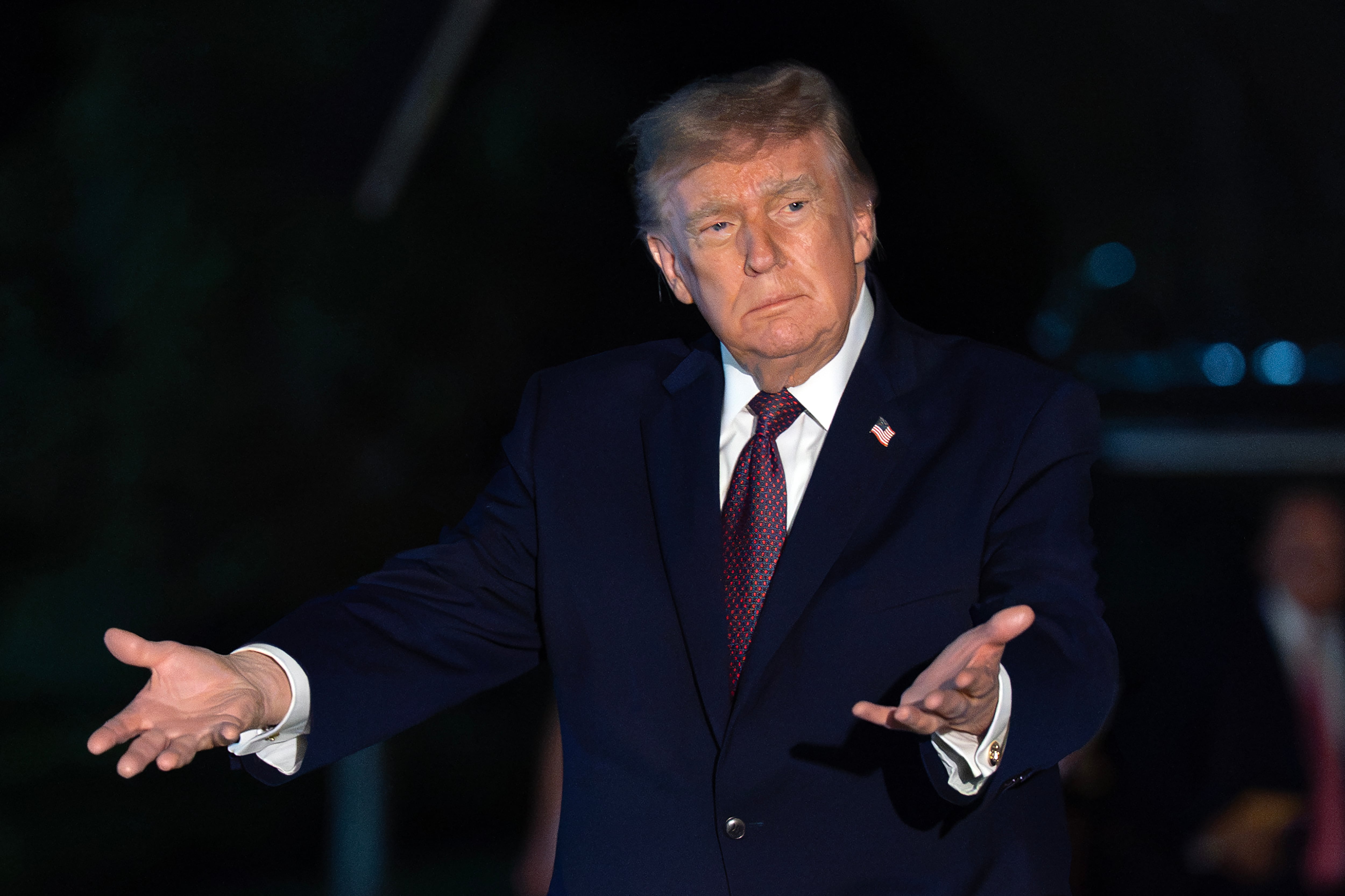 El presidente Donald Trump hace un gesto a los periodistas mientras camina por el Jardín Sur a su llegada a la Casa Blanca.