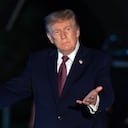 El presidente Donald Trump hace un gesto a los periodistas mientras camina por el Jardín Sur a su llegada a la Casa Blanca.