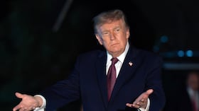 El presidente Donald Trump hace un gesto a los periodistas mientras camina por el Jardín Sur a su llegada a la Casa Blanca.