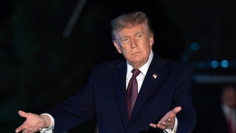 El presidente Donald Trump hace un gesto a los periodistas mientras camina por el Jardín Sur a su llegada a la Casa Blanca.
