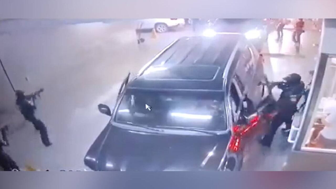 Cámaras de seguridad del lugar captaron el actuar de los delincuentes.