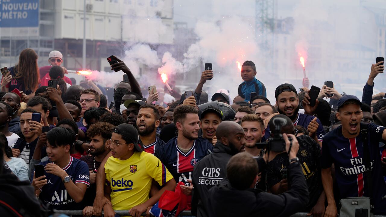 Cientos de hinchas reciben a Messi en París.