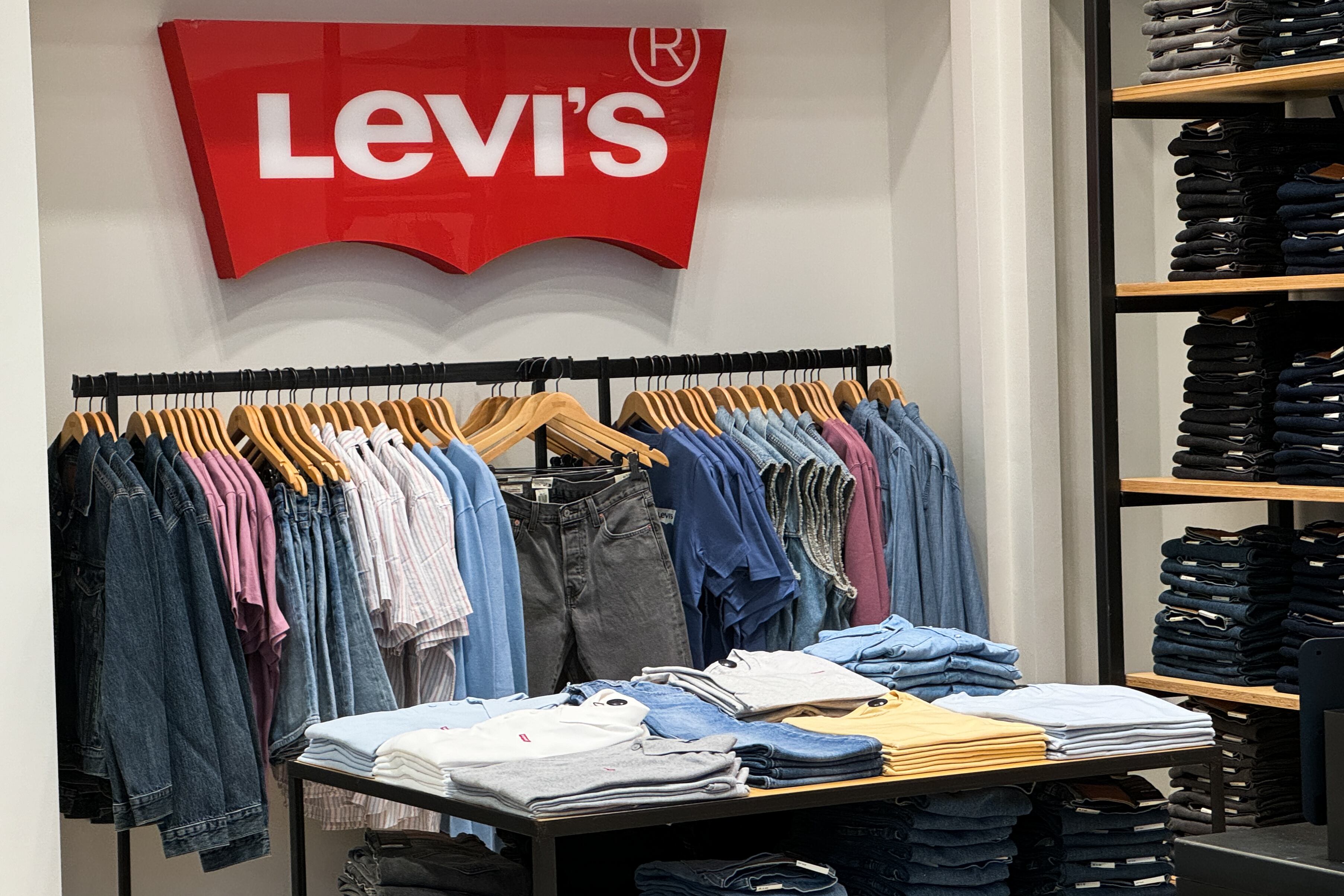 El logotipo de Levi's se ve en una tienda del centro comercial de Cracovia, Polonia, el 20 de abril de 2024. (Foto de Jakub Porzycki/NurPhoto vía Getty Images)