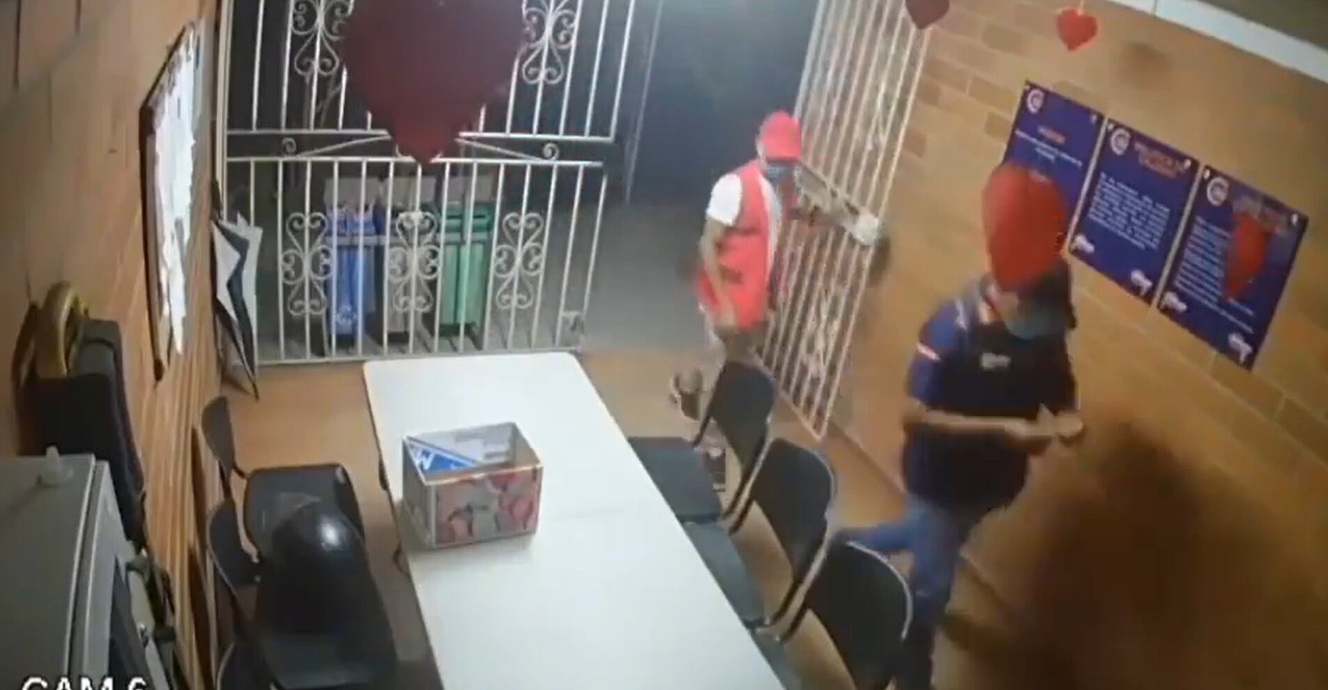 Esta grabación a color da cuenta del momento en el que los asaltantes logran vulnerar las dos rejas que protegen las instalaciones de la compañía.