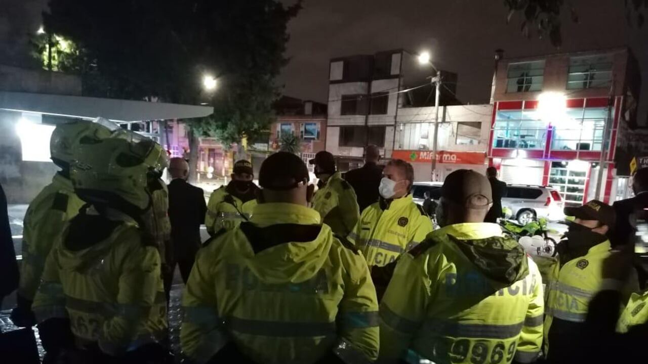 Duque vestido de policía acompañó a los uniformados a uno de los CAI vandalizados la semana pasada.
