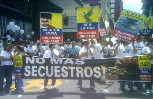 En Ibagué, los tolimenses salieron con sus pancartas a marchar a favor de la paz y en contra de las Farc. 