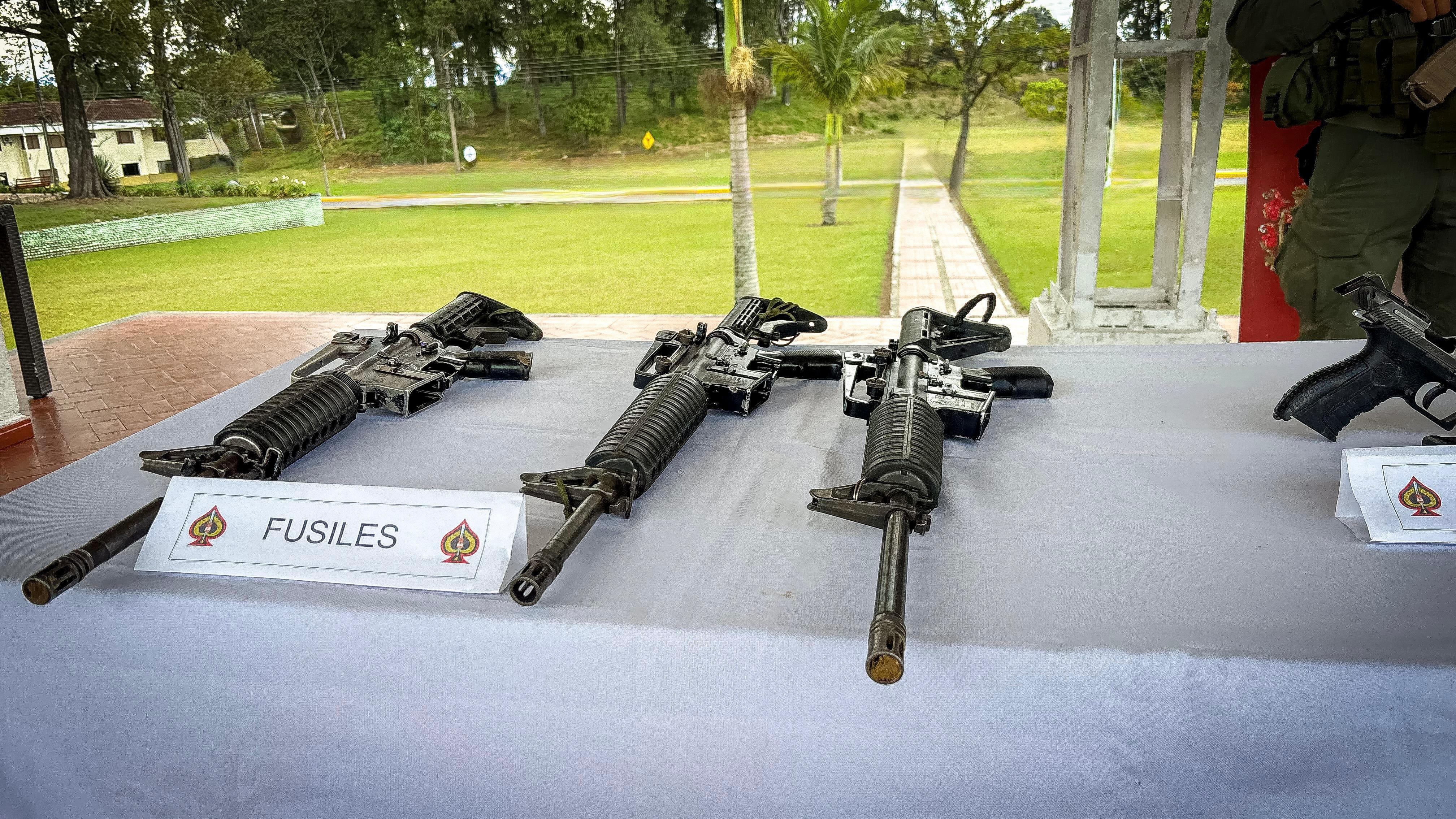 Fusiles decomisados durante operación del Ejército en el Cauca.