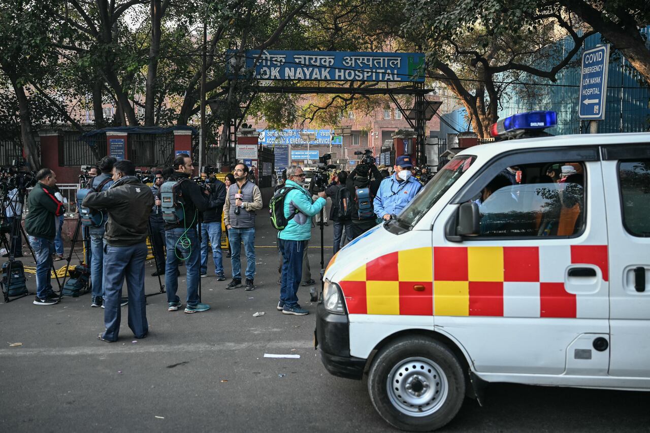 Media personnel stand outside a hospital where victims are brought following a stampede in New Delhi on February 16, 2025. At least 15 people died during a stampede at a railway station in India's capital late on February 15 when surging crowds scrambled to catch trains to the world's largest religious gathering, a medical official told AFP. (Photo by Sajjad HUSSAIN / AFP)