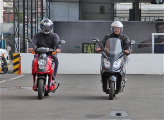 Las motos y bicicletas eléctricas se han vuelto populares en Colombia. 