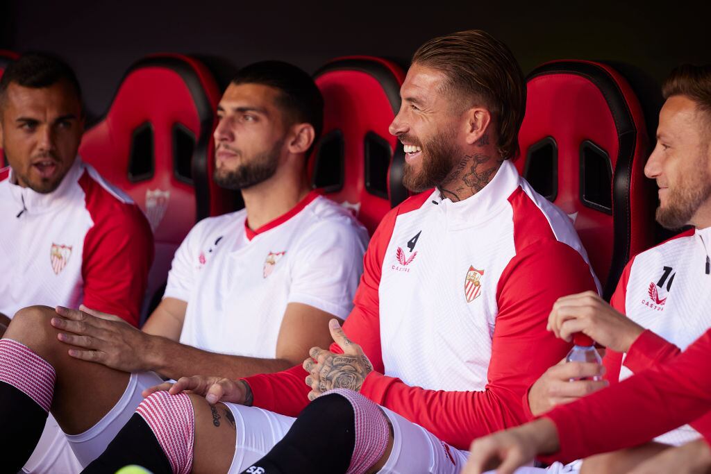 Sergio Ramos en el banquillo del Sevilla