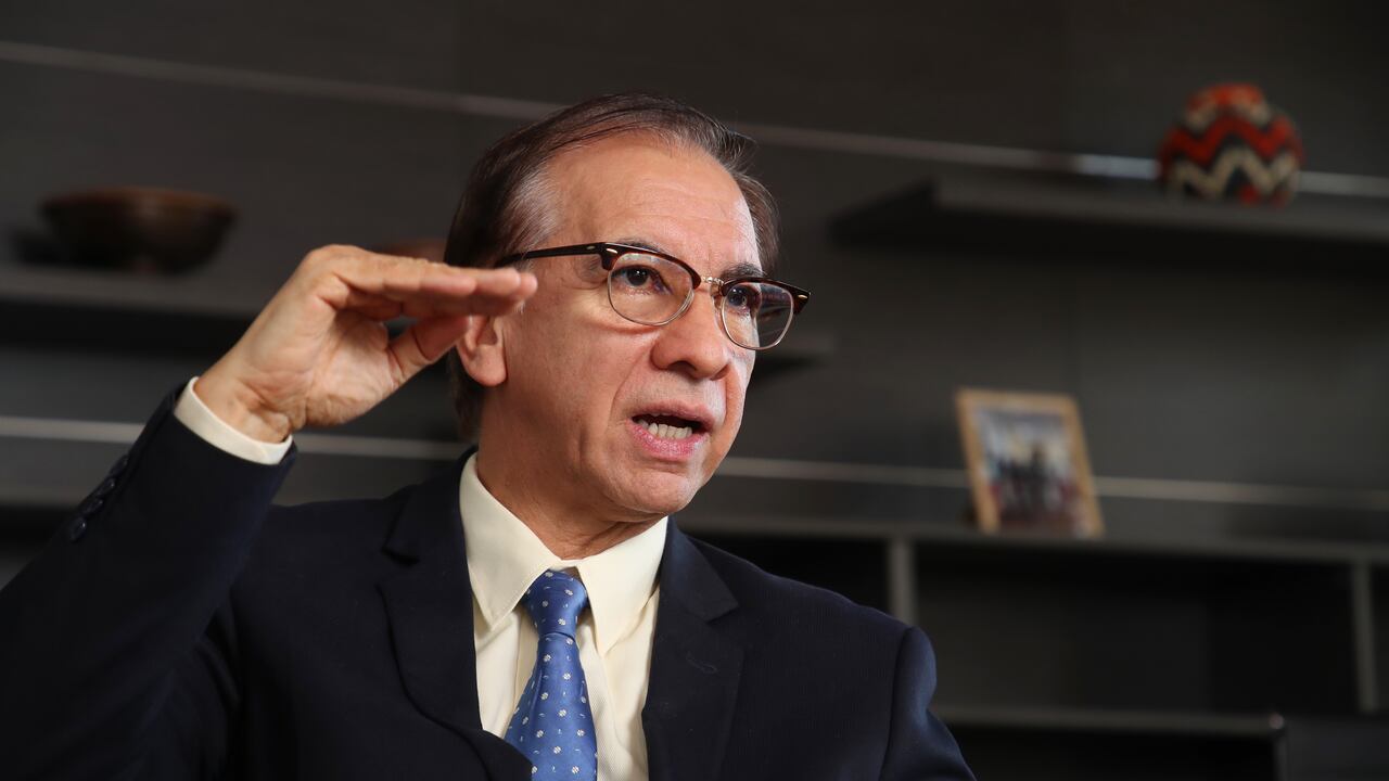 Jairo Orlando Villabona Robayo, saliente director de la Dian, hace una radiografía sobre el sistema tributario colombiano.
Foto Guillermo Torres Reina / Semana