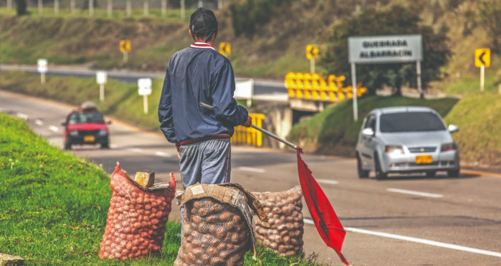 En las últimas semanas, los paperos de Ventaquemada han salido a la carretera a vender su cosecha.