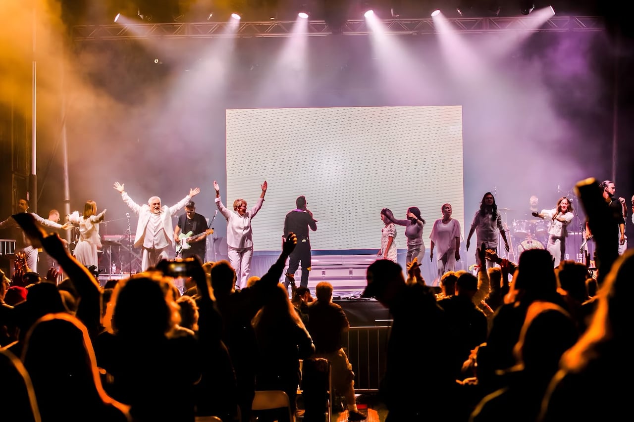 Una experiencia musical a través del álbum “Love” de Los Beatles, al ritmo de clásicos como "I Want to Hold Your Hand", "Drive My Car", "Something", "Yesterday" y más, interpretados en vivo por la gran banda Classicstone.