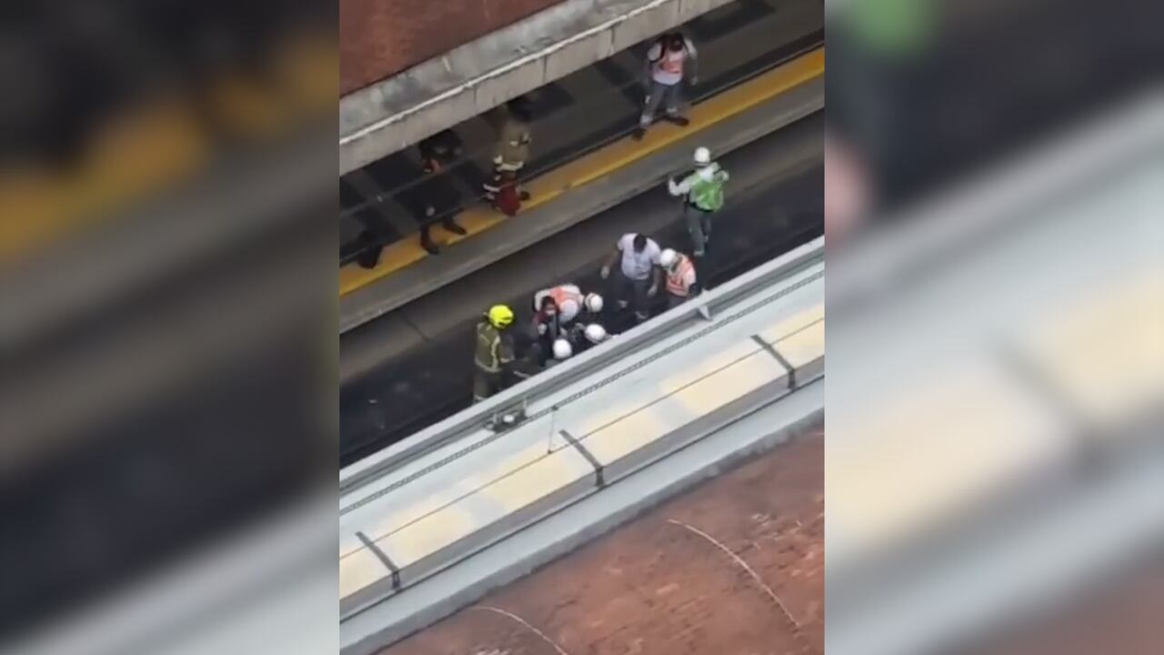 Captura de video, luego de que Daniela Rivera se lanzara, junto con su hija, a las líneas del metro de Medellin.