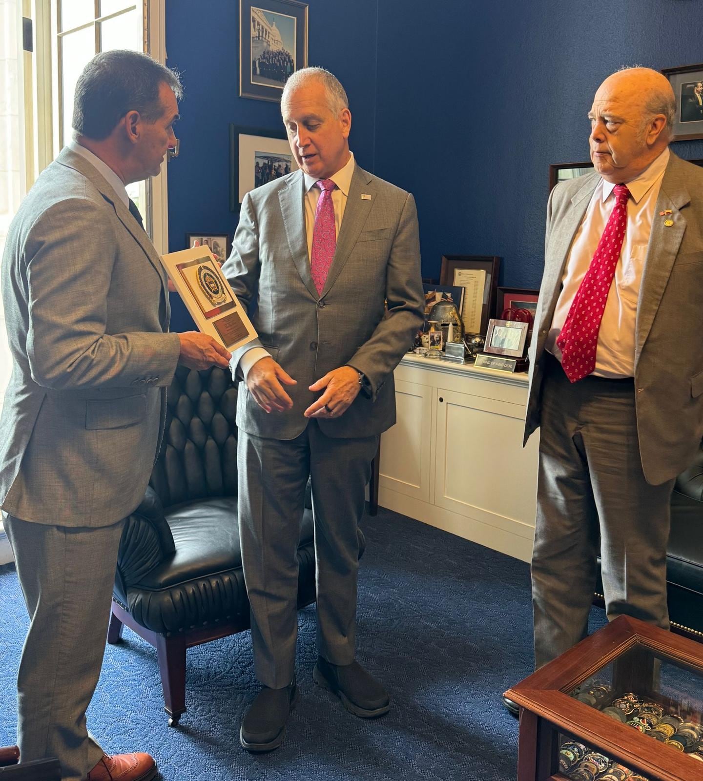 El Embajador Daniel García-Peña y el General William Salamanca se reunieron con el Representante Mario Díaz-Balart quien elogió el heroísmo y profesionalismo de la Policía Nacional