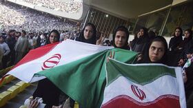 Mujeres iraníes se reúnen para apoyar a la Selección Irán en un partido durante las Eliminatorias de Asia en el Estadio Azadi.