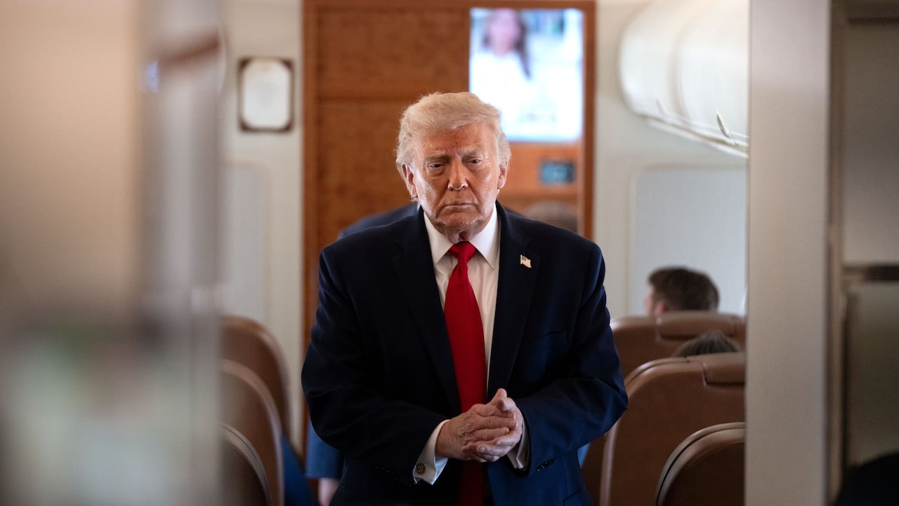 El presidente Donald Trump llega para hablar con periodistas a bordo del Air Force One, en ruta desde la Base Conjunta Andrews, Maryland, a Eau Claire, Wisconsin.