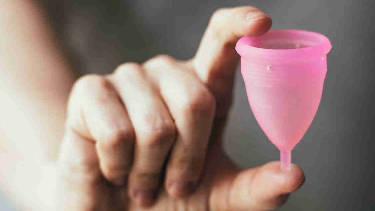 La copa mensutral se puede usar todos los días del periodo. Incluso, se puede dormir con ella si no pasan más de 12 horas desde la última descarga.