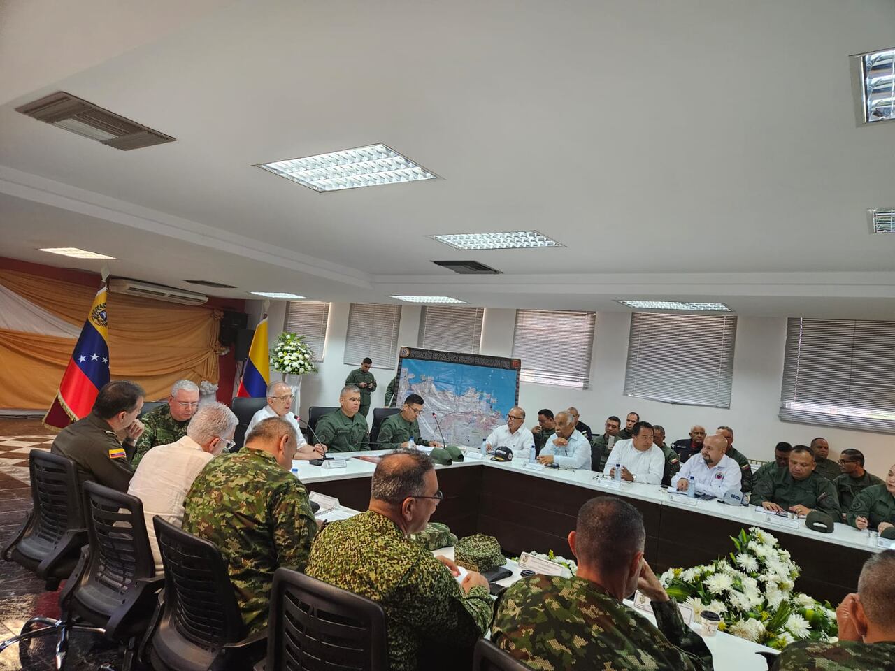 El ministro de defensa, Iván Velásquez y su homólogo venezolano, Vladimir Padrino.