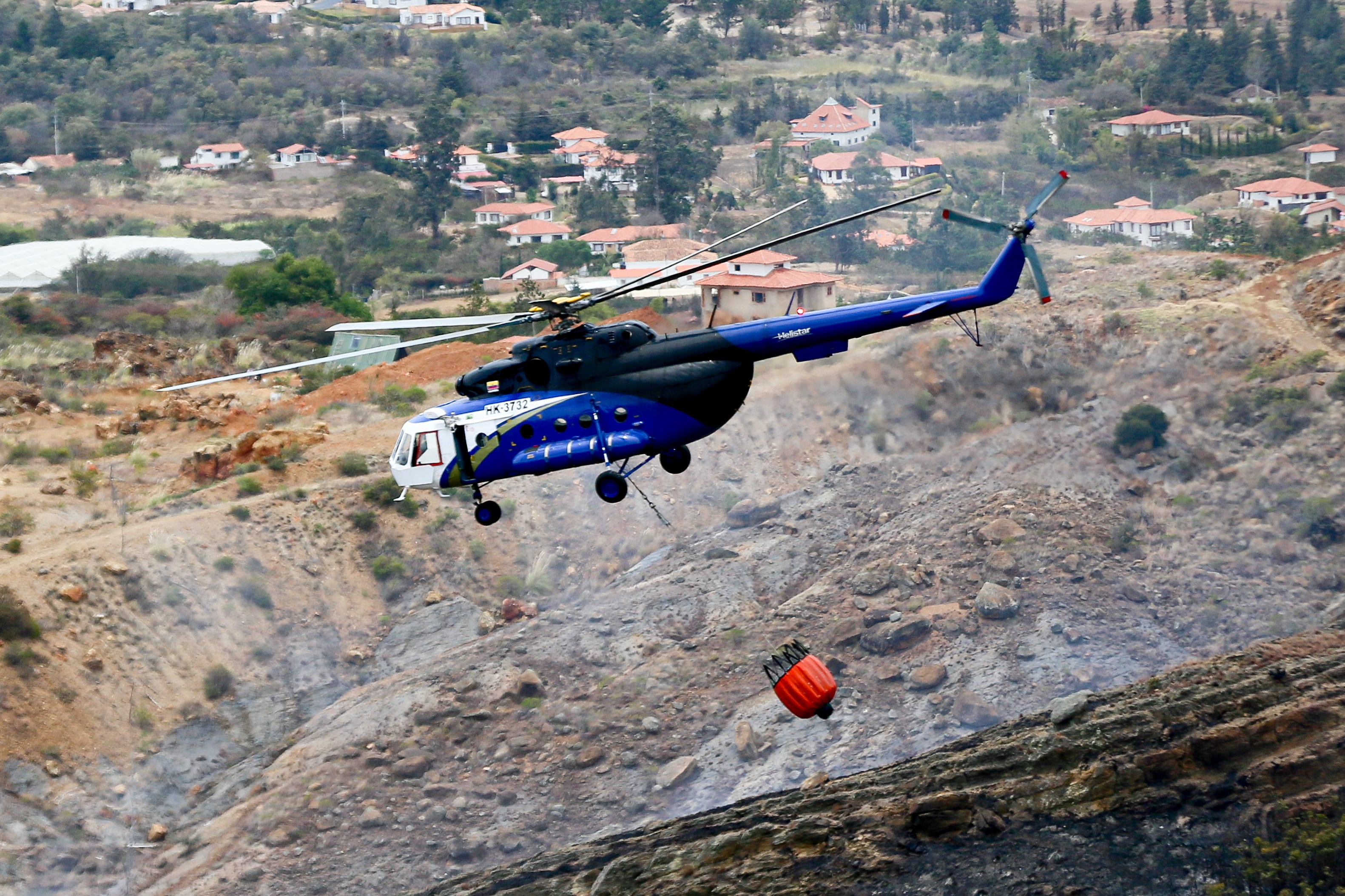 Habitantes de Villa de Leyva y voluntarios se unen a las labores para contener las llamas que avanzan por los cerros, en la vereda Ritoque, zona limítrofe entre Villa de Leyva y Sáchica. (Colprensa - Lina Gasca)