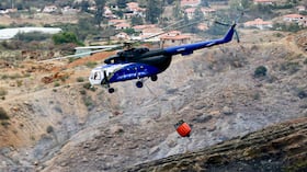 Habitantes de Villa de Leyva y voluntarios se unen a las labores para contener las llamas que avanzan por los cerros, en la vereda Ritoque, zona limítrofe entre Villa de Leyva y Sáchica. (Colprensa - Lina Gasca)