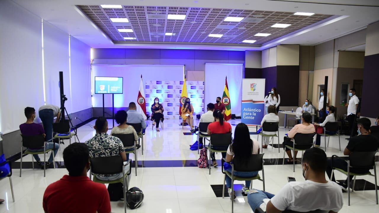 Entrega de becas en el Atlántico.