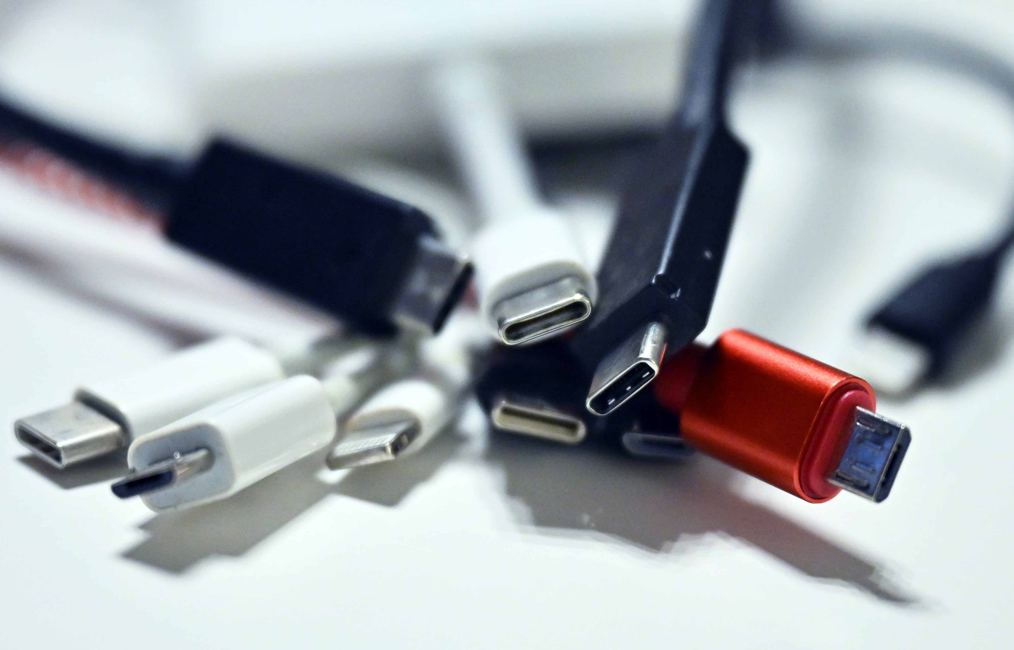 Una de sus funciones más comunes es cargar dispositivos electrónicos.