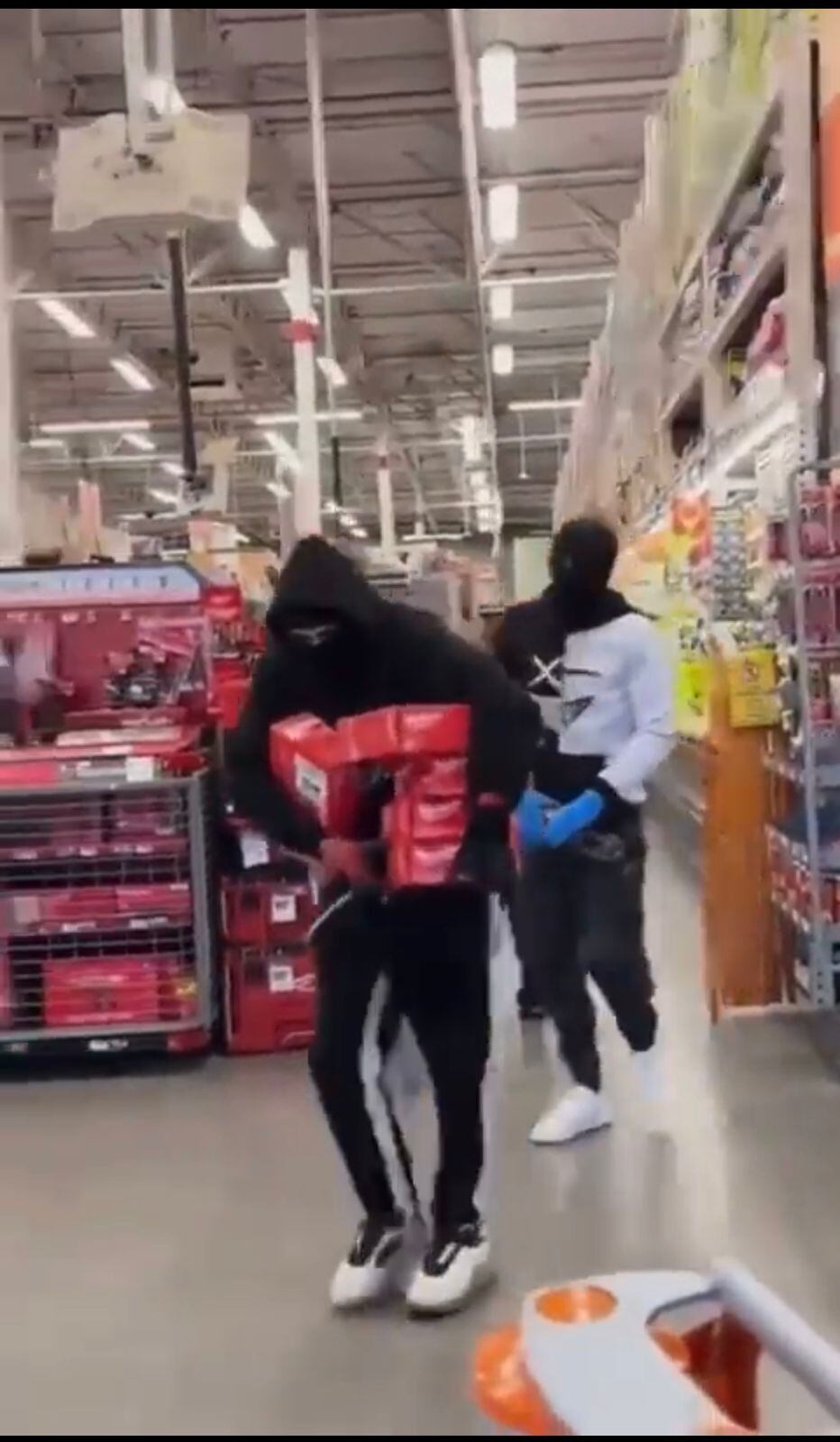 Descontrolada situación en Estados Unidos a cuenta de robos en supermercados, tiendas de lujo.