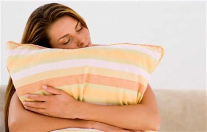 Si duerme boca arriba, lo recomendable es usar una almohada entre los 10 y 13 centímetros.  Thinkstock